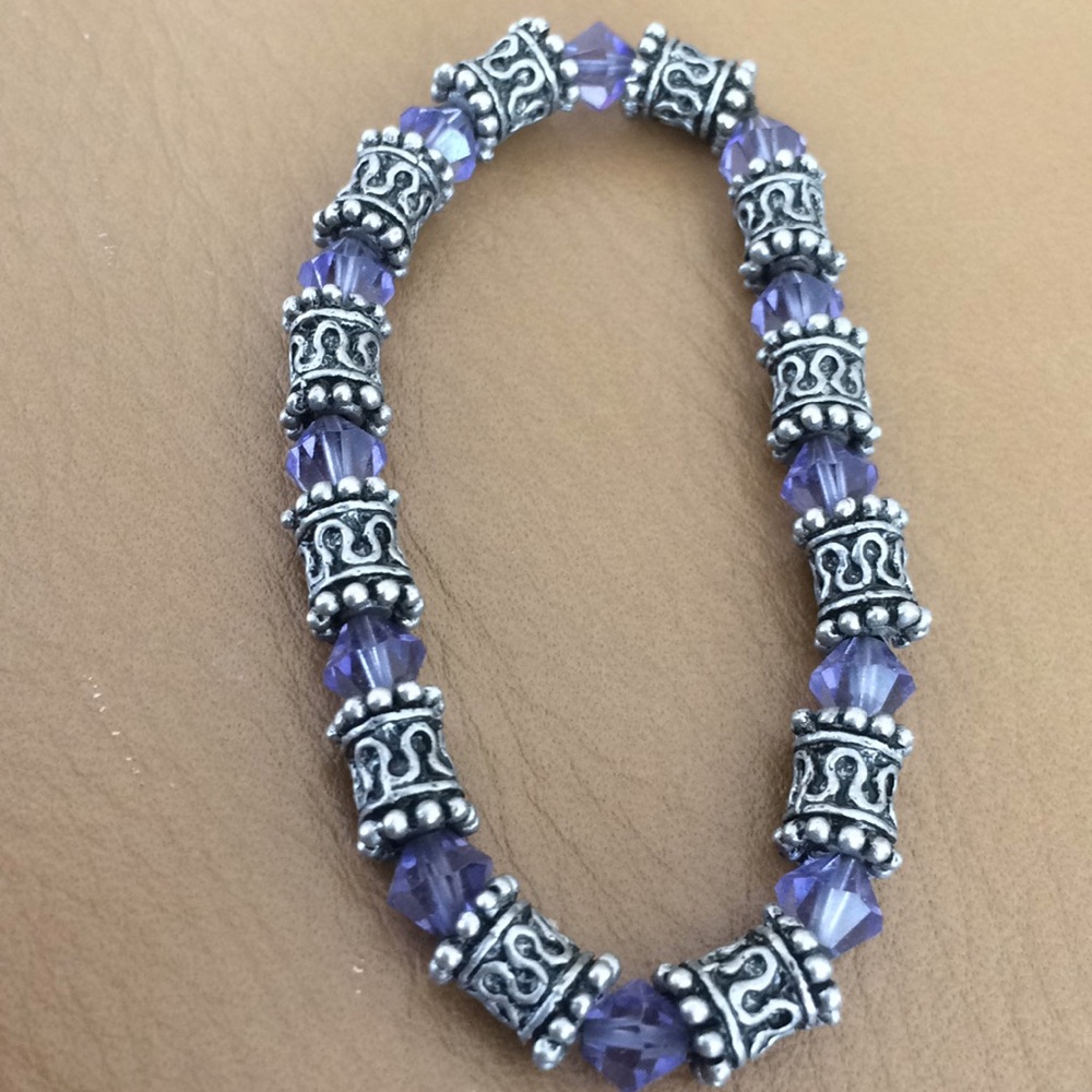 💜BEAUTIFUL SILVER AND PURPLE COLOR BRACELET 💜